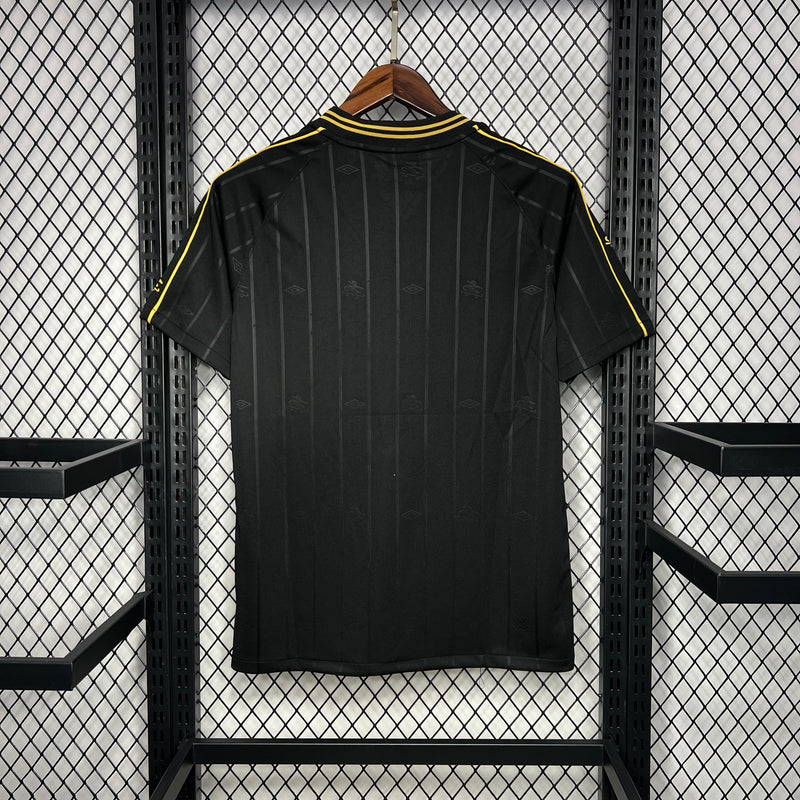 Camisa Santos Edição Especial Charlie Brown Jr I 23/24 Torcedor Umbro Masculino - Preto