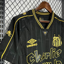 Camisa Santos Edição Especial Charlie Brown Jr I 23/24 Torcedor Umbro Masculino - Preto